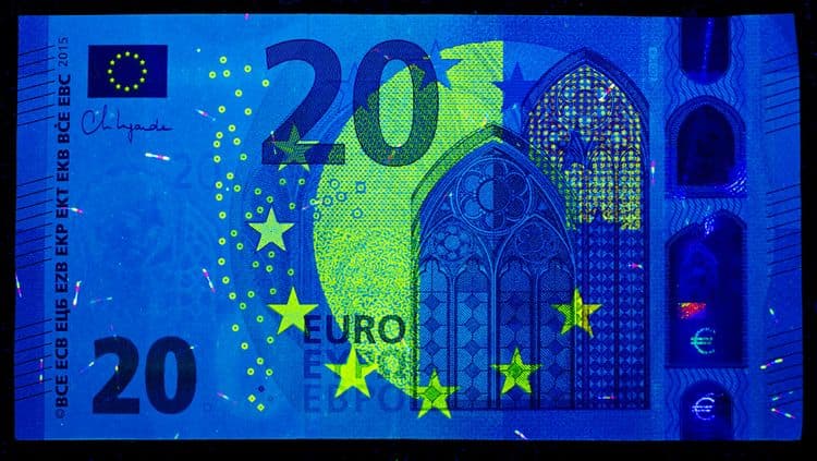 20-Euro-Schein unter UV-Licht, Sicherheitsmerkmale leuchten sichtbar auf.